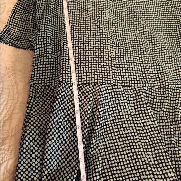 Vince Camuto blouse , navy with green dots, peplum and short sleeves. Size L - Picture 7 of 9